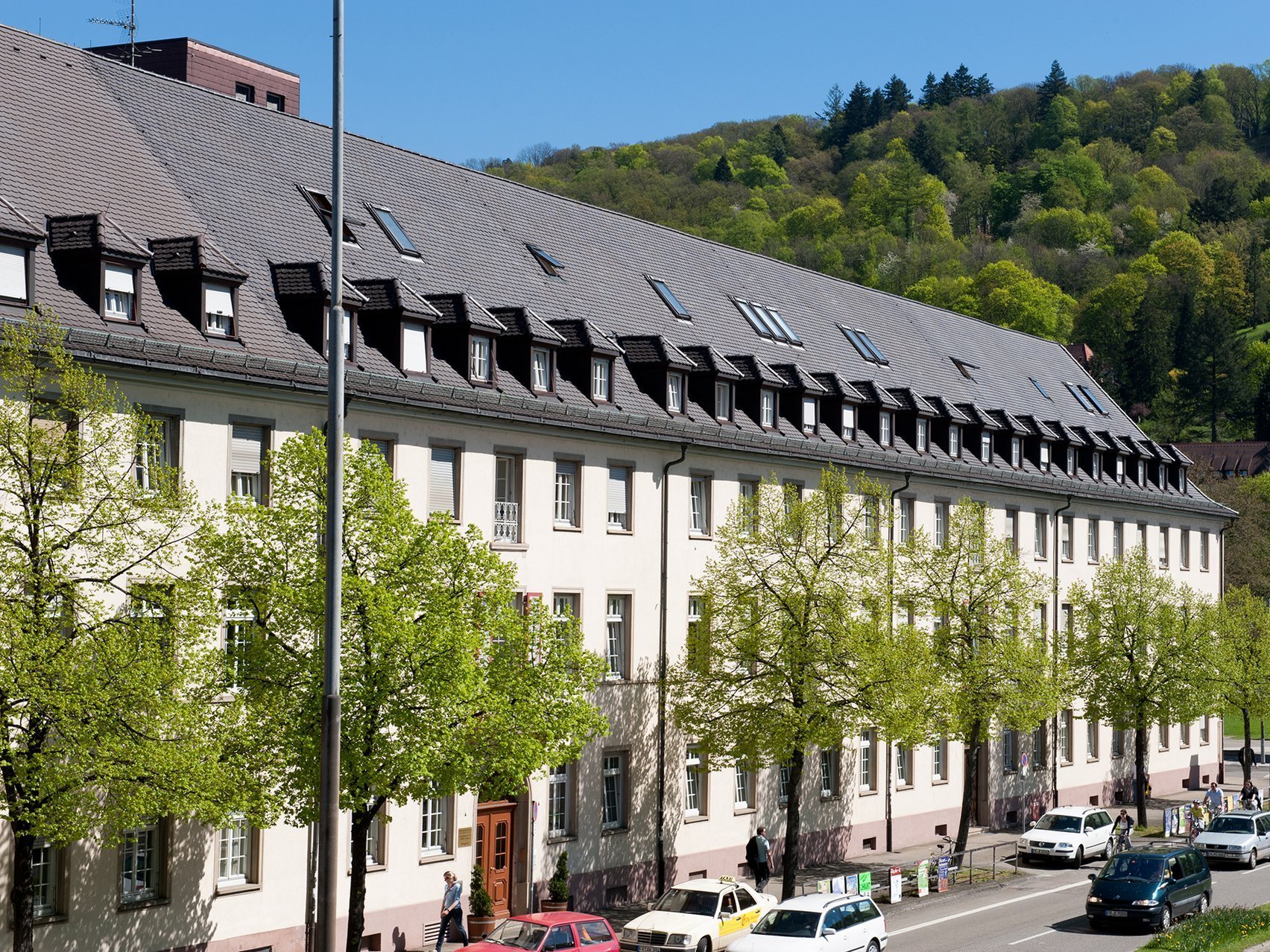 Aussenansicht: Altenheim Freiburg - Viele Bäume im Hintergrund