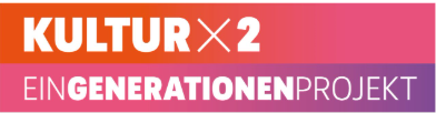 Ein Banner mit dem weißen Schriftzug KULTUR x 2 auf orangem Grund und dem Untertitel EIN GENERATIONENPROJEKT auf lila Grund.